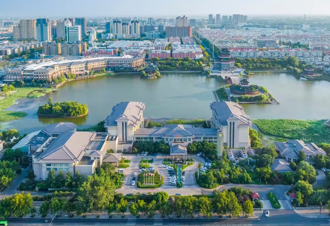 河南开封开元名都大酒店及金明池全景
